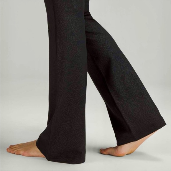 Lululemon Groove Flare Pant Ripple Emboss Black size 6 style lw5ezbs - Picture 2 of 7